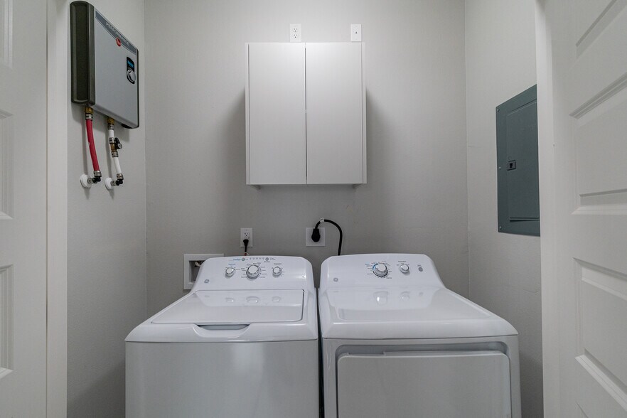 Building Photo - 1007 Hidden Hills St