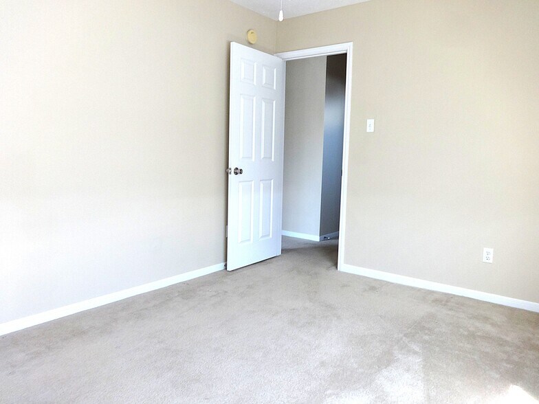 Building Photo - 22011 Willow Shadows Dr
