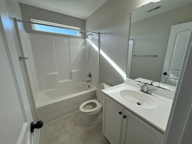 Building Photo - Beautiful 3 bedroom, 2 bath house