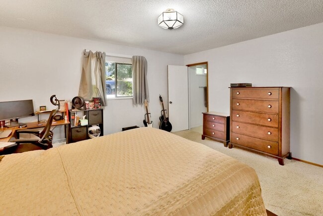 Building Photo - Preleasing Now! Available early August! 7 Bed, 2.5 Bath House!