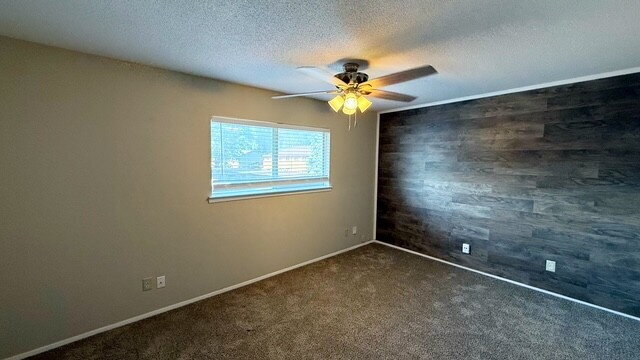 Building Photo - NORTH EAST SIDE 2 BEDROOM TOWNHOME AVAILABLE NOW!