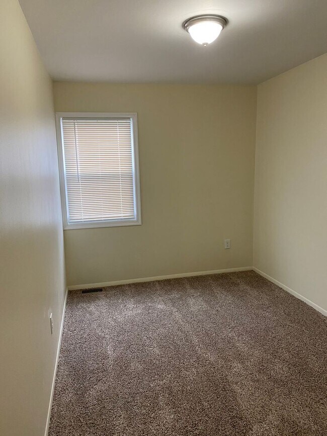 Building Photo - Spacious 3-bedroom, 1.5-bath end-unit townhome located in Edgewood