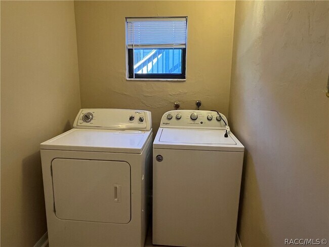 Building Photo - 790 E Gilchrist Ct