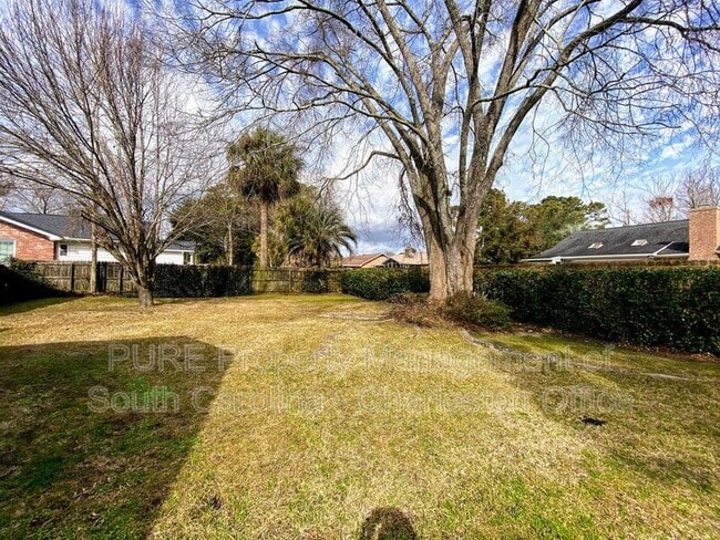 Building Photo - 14 Lampton Rd