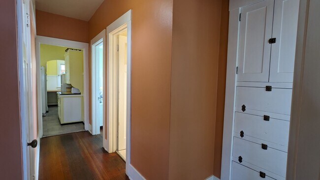 Building Photo - Furnished spacious 2/1 historic home in do...