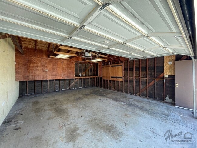 Building Photo - Homes Management - 2 Bed, 1.5 Bath Duplex ...