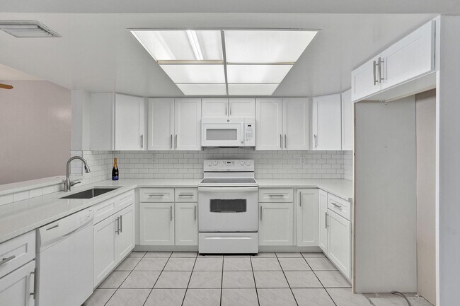 Building Photo - 7010-7012 NW 78th Ave
