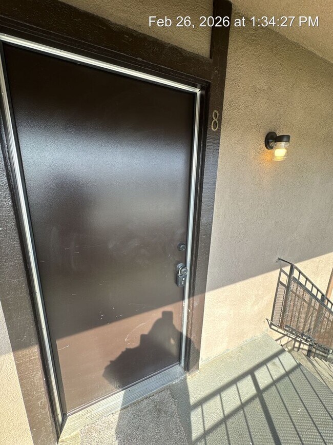 Building Photo - $500 off 1st months rent!  Upstairs unit available now!