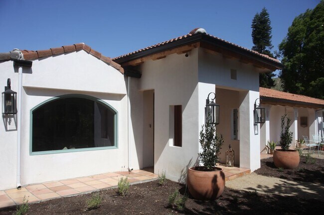 Building Photo - 2753 Redondo Cir