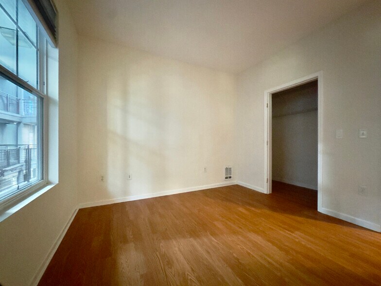 Building Photo - 1121 40th St