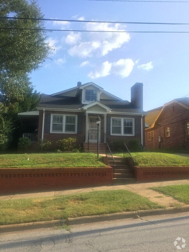 Building Photo - 5 Bedroom 3.5 Bath Brick home in Downtown ...