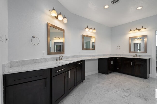 Building Photo - Modern Luxury Meets Austin Charm: 4 BR, 2.5 BA Gem
