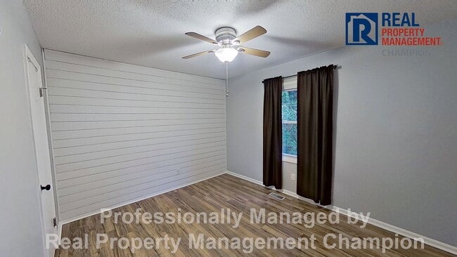 Building Photo - Adorable 3 BD/2 BA with Large Lot on Cul-de-Sac