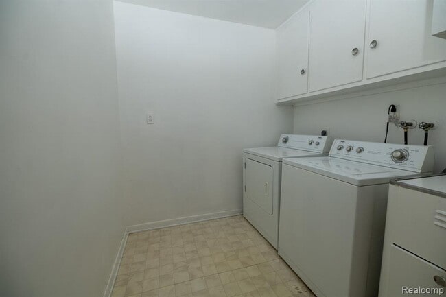 Building Photo - 851 Helston Rd