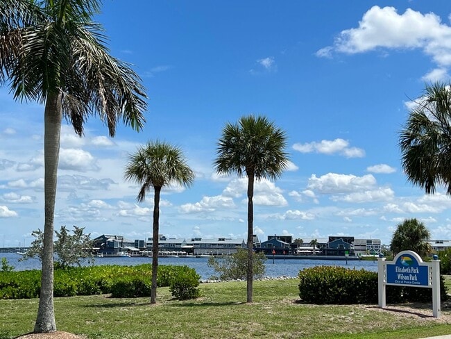 Building Photo - 1477 Park Beach Cir