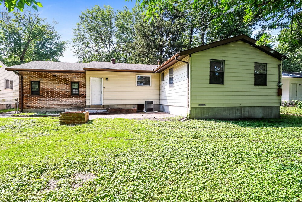 Building Photo - 1850 Shirlene Dr