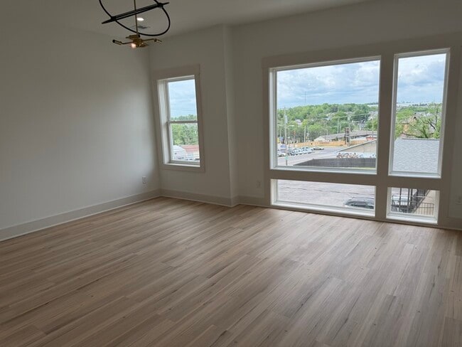 Building Photo - Unit D