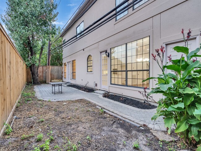 Building Photo - 2525 Nantucket Dr