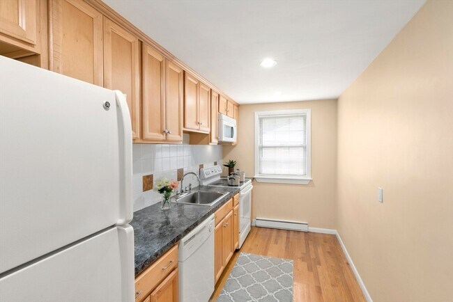 Building Photo - 12 Colonial Village Dr