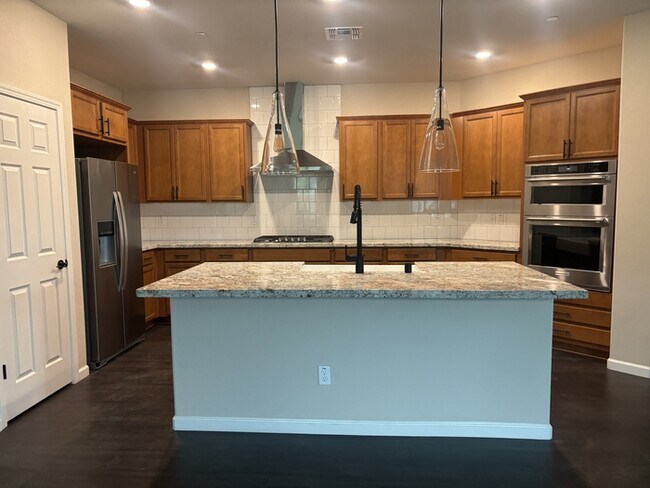 Building Photo - 608 Somerset Way