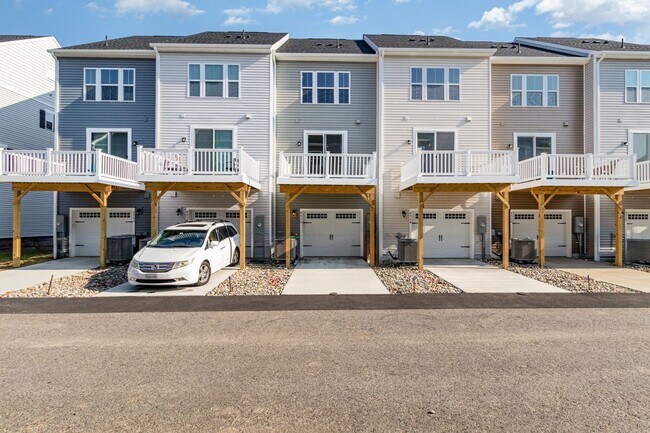 Building Photo - New Construction 3 Bedroom Townhome in Fredericksburg!!!