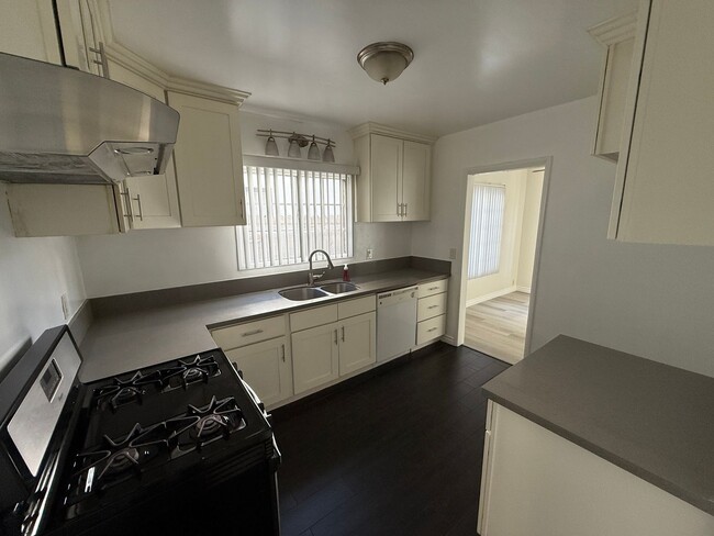 Building Photo - Beautiful 2 Bedroom Belmont Shore Apartment for Rent - Garage Parking Included!