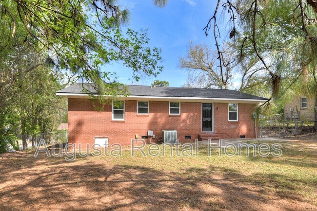 Building Photo - 3416 Kensington Dr N