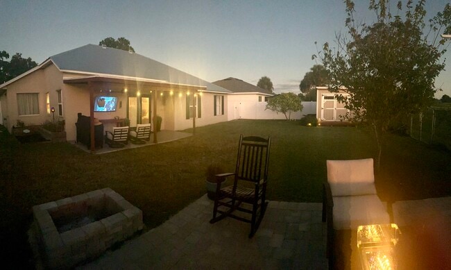 Building Photo - 672 SW Aster Rd