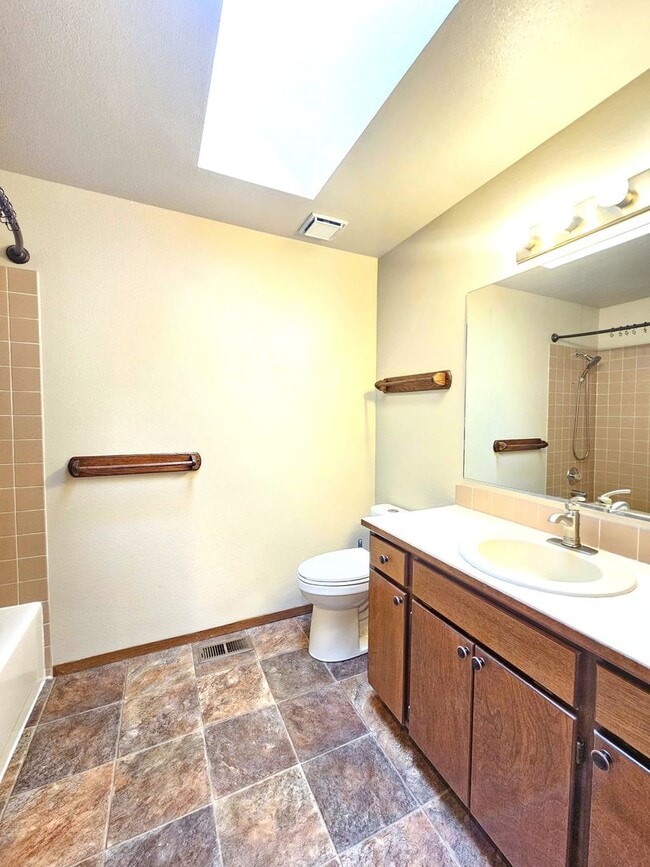 Building Photo - 6902 N Old Fort Dr