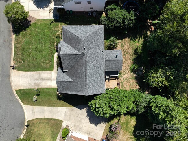 Building Photo - 604 Queenswater Ln