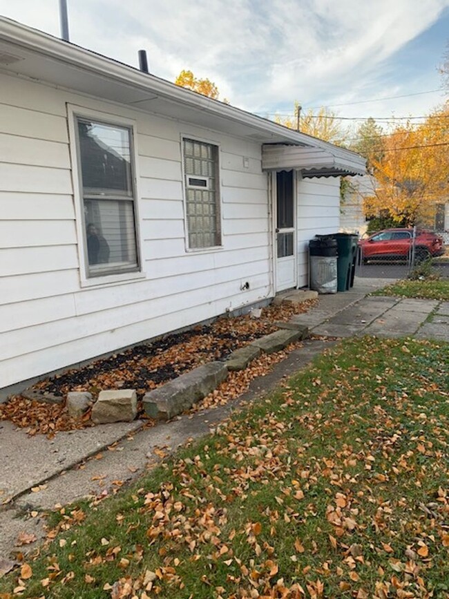 Building Photo - Charming Two bedroom home