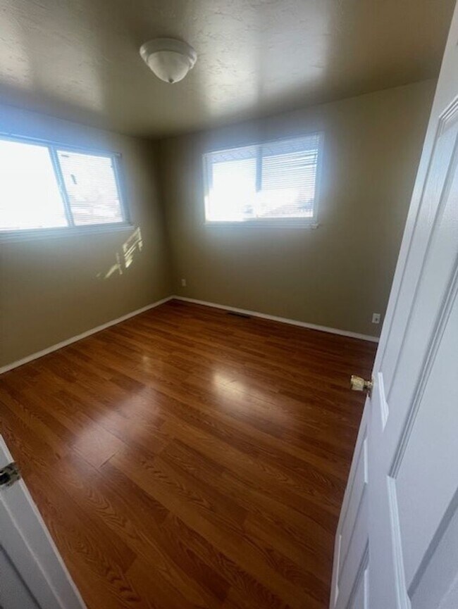 Building Photo - Newly Renovated - Spacious 5bed/2bath!