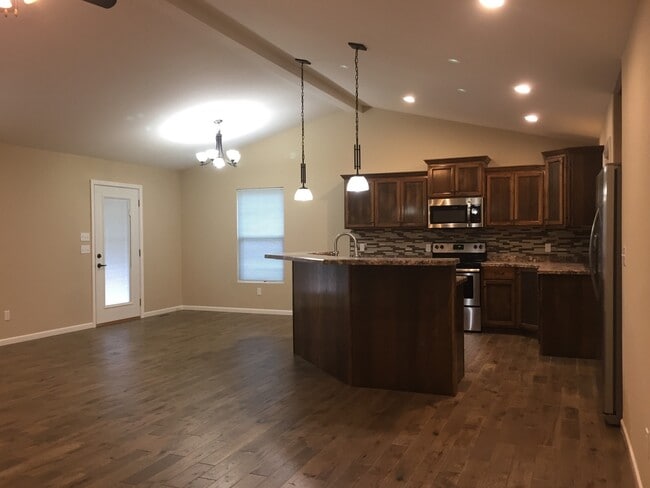 Building Photo - 4Bed/3Bath, House, Quiet Subdivision!