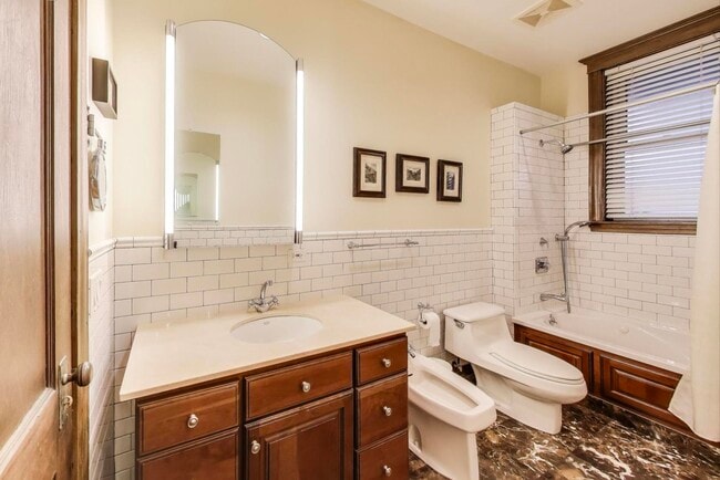 Building Photo - 4200 N Hermitage Ave