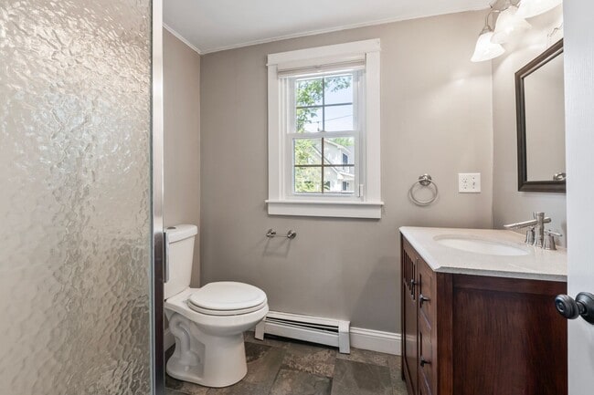 Building Photo - New England Style Farm House for RENT in P...