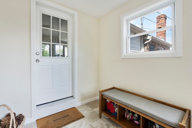 Building Photo - 160 Beecher St