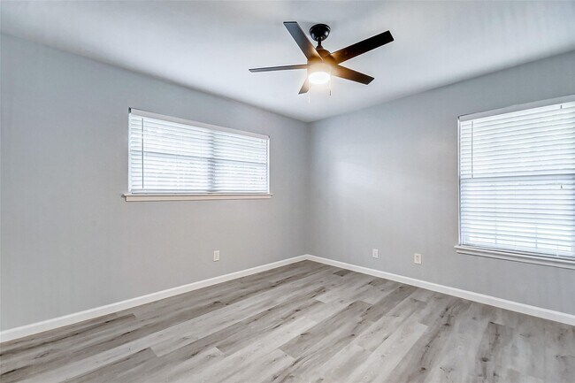 Building Photo - 5122 W Bellfort Ave