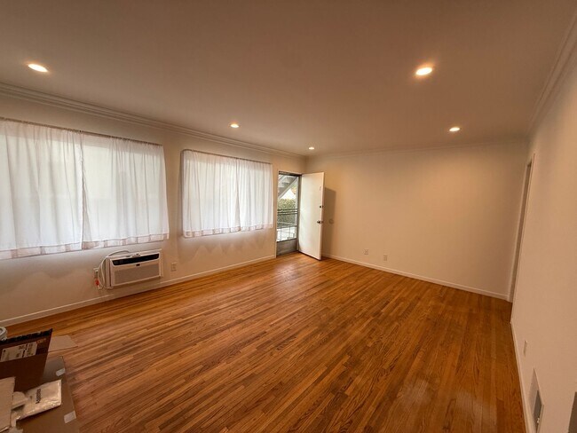 Building Photo - 1059-1059 S Genesee Ave