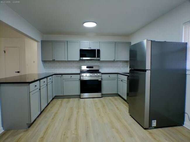 Building Photo - Beautiful 4 bedrooms and 2 full baths with vanity in a beautiful house at Longwood Ave Kansas Cit...