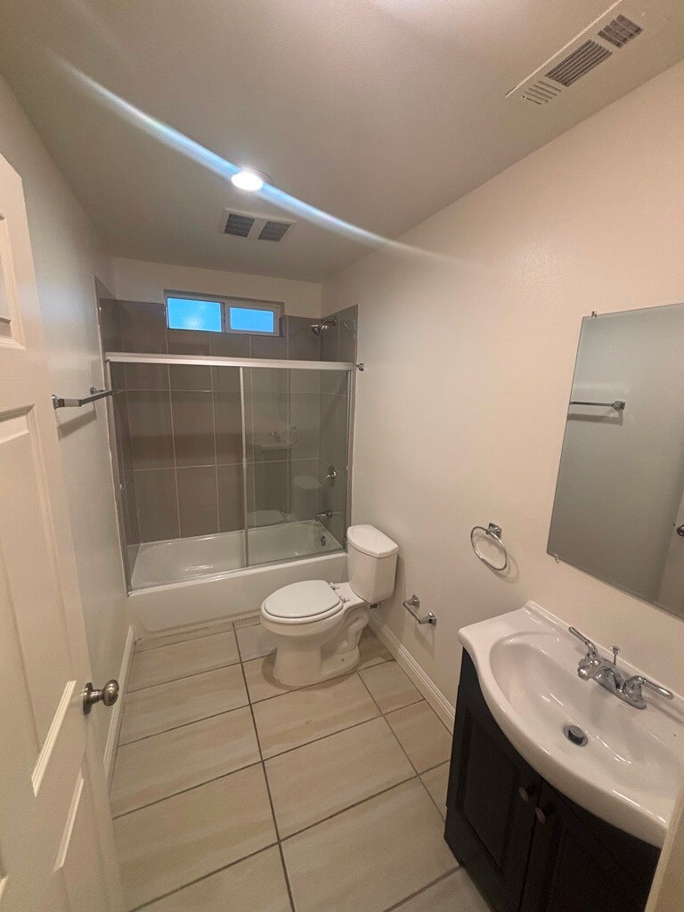 Building Photo - 424 E 101st St