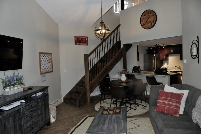 Building Photo - 3 bedroom condo in Wildernest available June 1st!