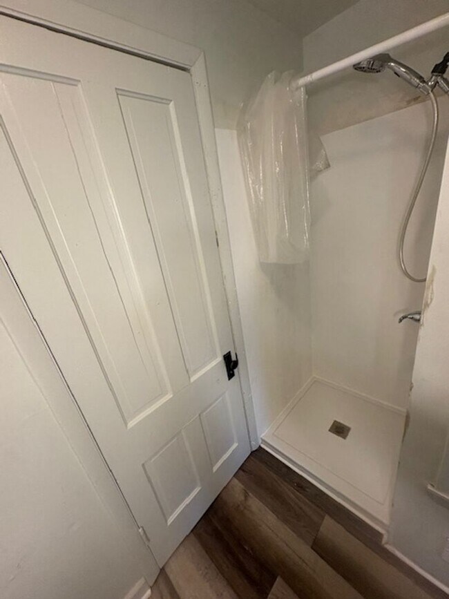 Building Photo - 723 W Armstrong Ave