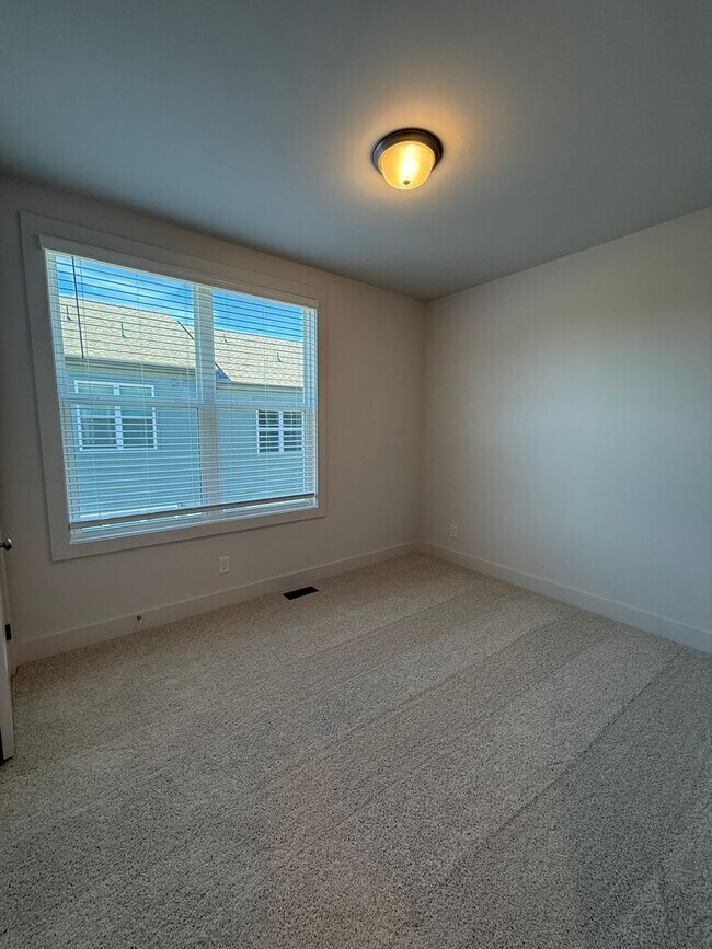 Building Photo - Peaceful City Living close to Everything!