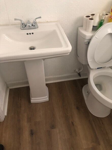 Building Photo - 923 Main St