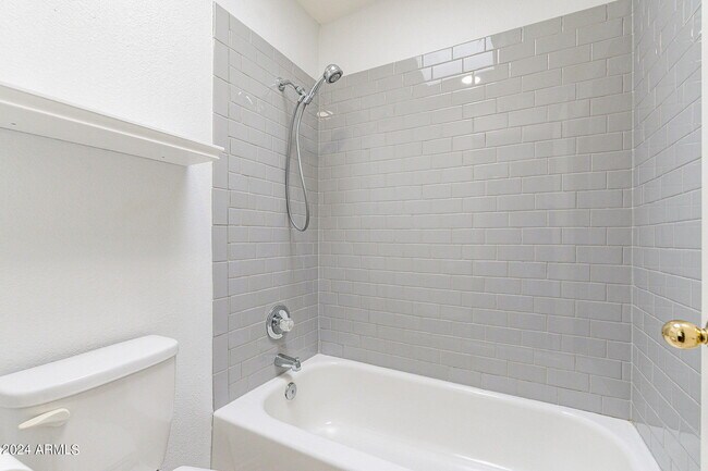 Building Photo - 850 S River Dr