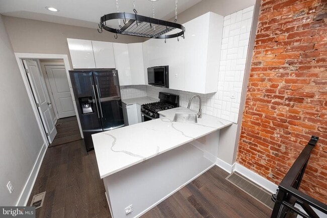 Building Photo - 1443 N Hollywood St