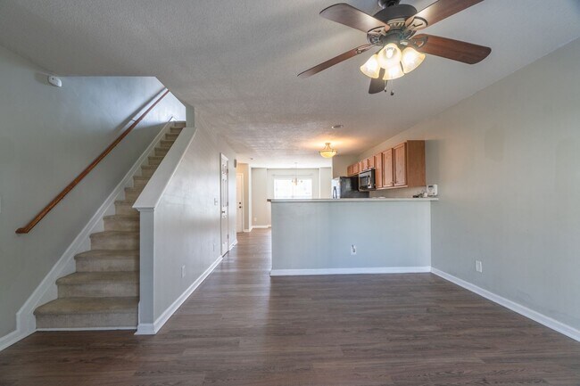 Building Photo - Townhome in a great location!