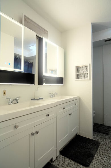 downstairs rooms share a bathroom with individual vanities - 1114 Pawnee Ln