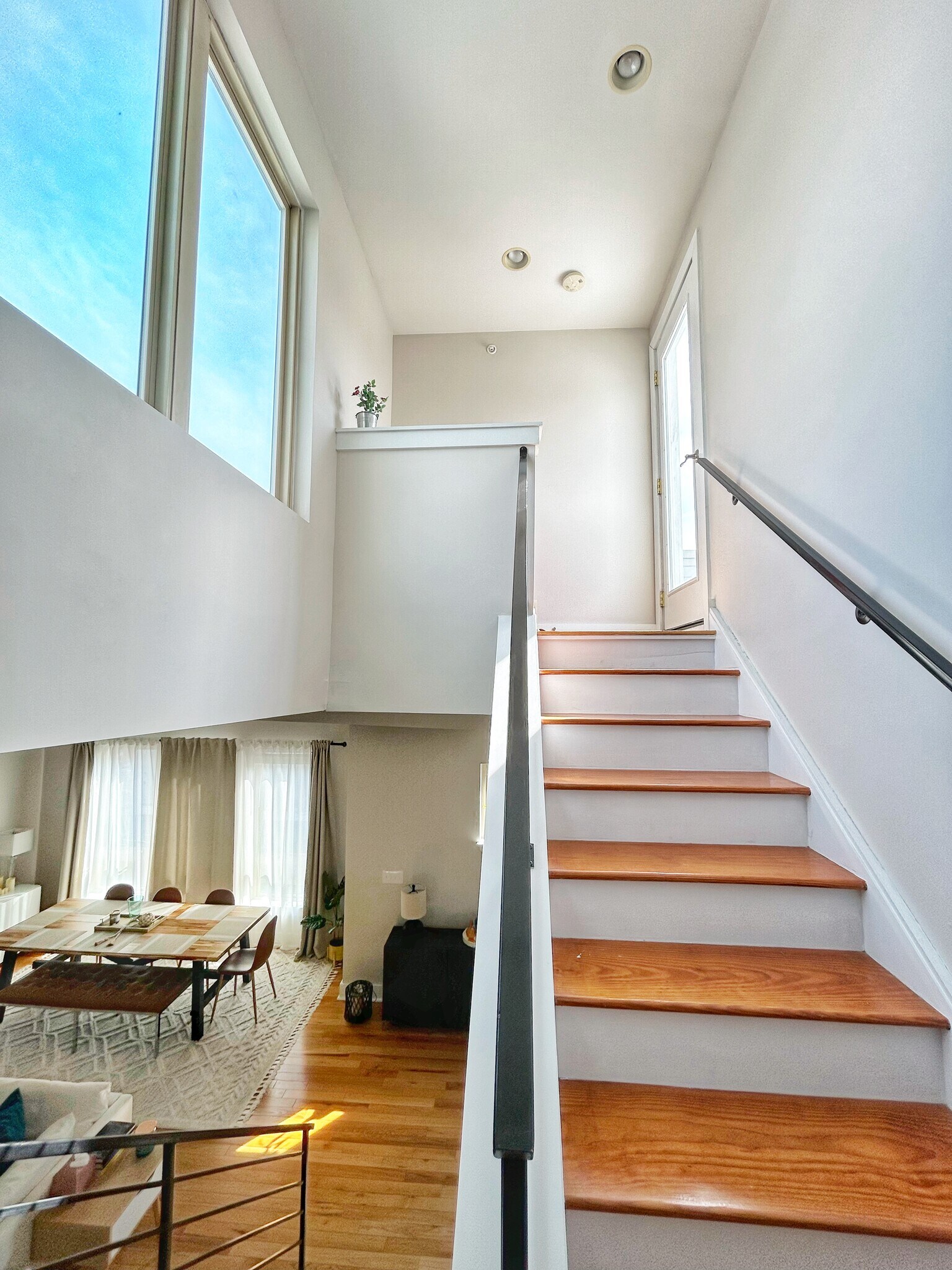 Large windows bring in ample light - 14 W Thompson St