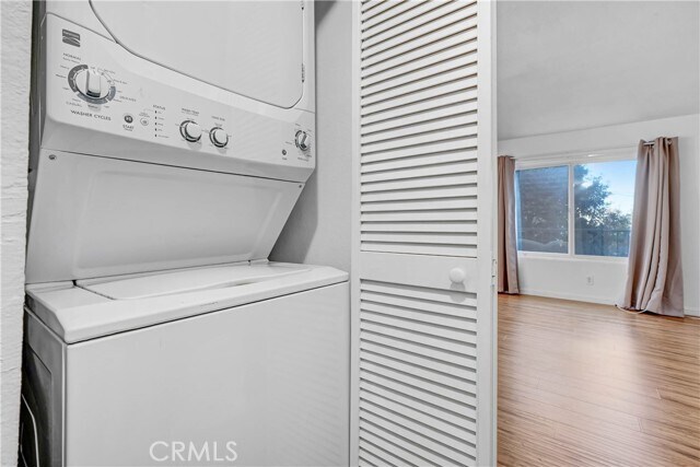 Building Photo - 1637 E 5th St